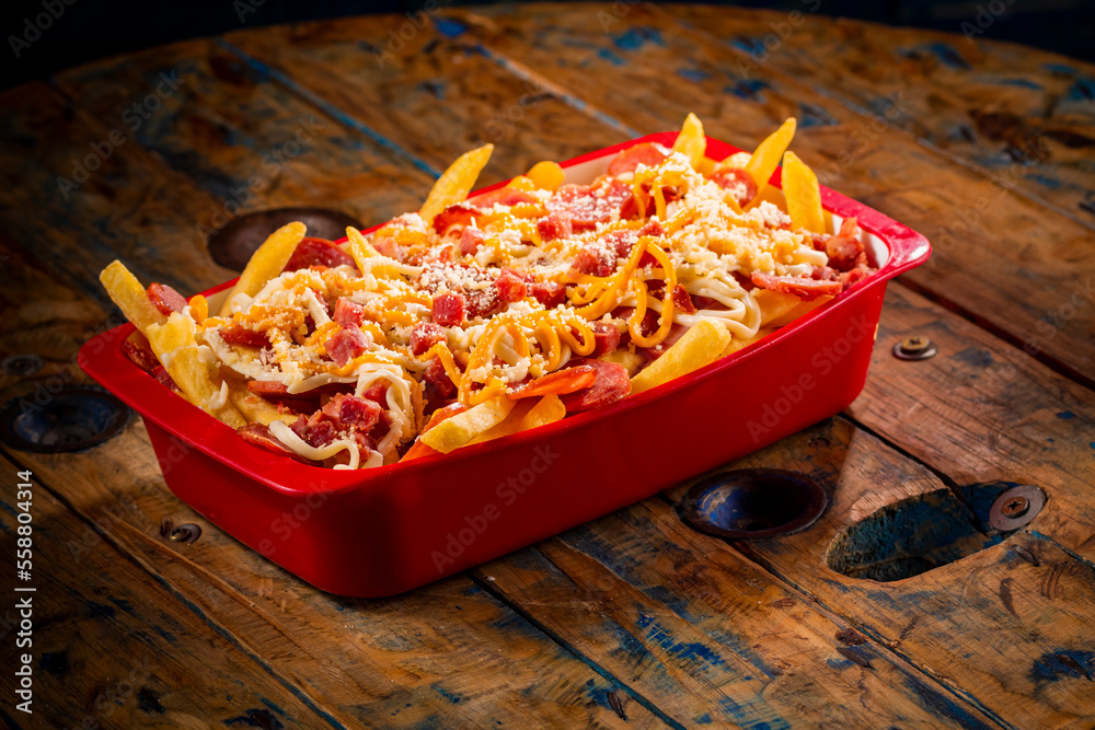 fritas com calabresa e cheddar